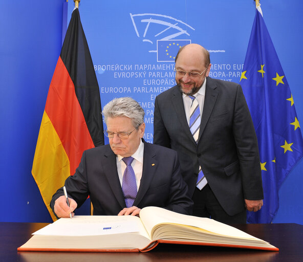 Foto 6: Martin SCHULZ - EP President and H.E. Joachim GAUCK, President of the Federal Republic of Germany signing the Distinguished Visitor's Book