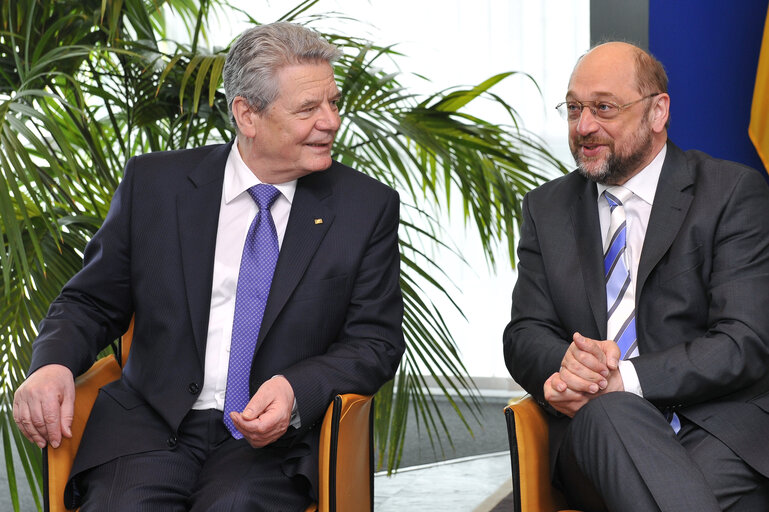 Foto 4: Martin SCHULZ - EP President and H.E. Joachim GAUCK, President of the Federal Republic of Germany signing the Distinguished Visitor's Book