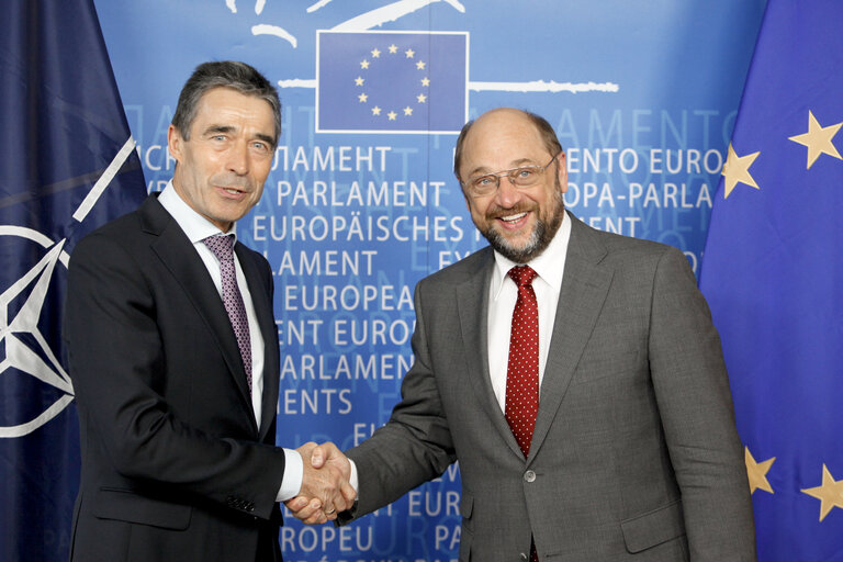 Foto 3: EP President Martin SCHULZ meets with NATO Secretary General Anders FOGH RASMUSSEN