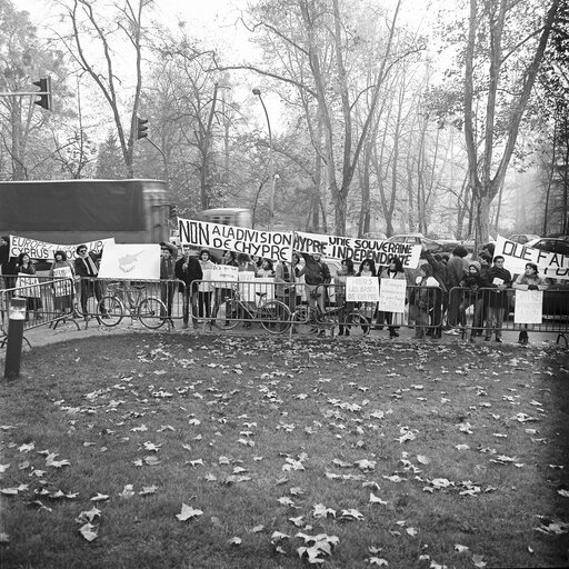 Foto 3: Action against the division of Cyprus in front of the EP in Strasbourg