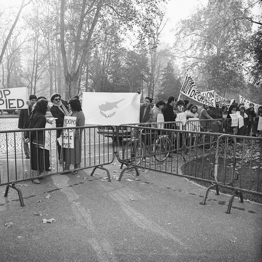 Foto 2: Action against the division of Cyprus in front of the EP in Strasbourg