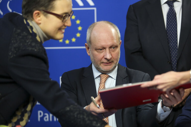 Zdjęcie 9: Lex Signing ceremony.Signature of the EES (Entry/ Exit System) by Antonio TAJANI, EP Presidentwith Matti MAASIKAS, Estonian Presidency and Agustín DÍAZ DE MERA GARCÍA CONSUEGRA