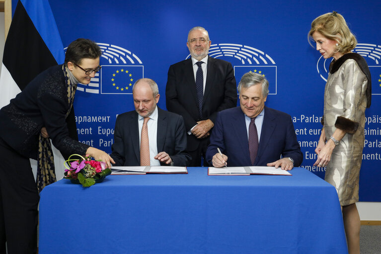 Zdjęcie 8: Lex Signing ceremony.Signature of the EES (Entry/ Exit System) by Antonio TAJANI, EP Presidentwith Matti MAASIKAS, Estonian Presidency and Agustín DÍAZ DE MERA GARCÍA CONSUEGRA