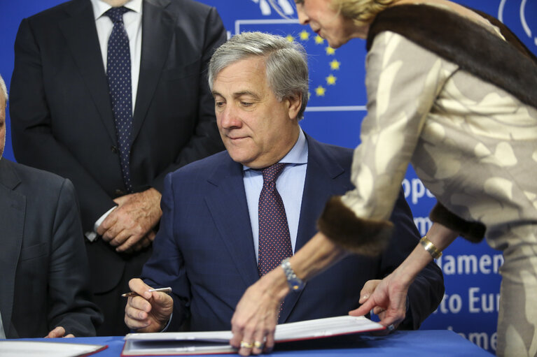 Zdjęcie 7: Lex Signing ceremony.Signature of the EES (Entry/ Exit System) by Antonio TAJANI, EP Presidentwith Matti MAASIKAS, Estonian Presidency and Agustín DÍAZ DE MERA GARCÍA CONSUEGRA