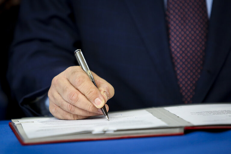 Zdjęcie 10: Lex Signing ceremony.Signature of the EES (Entry/ Exit System) by Antonio TAJANI, EP Presidentwith Matti MAASIKAS, Estonian Presidency and Agustín DÍAZ DE MERA GARCÍA CONSUEGRA