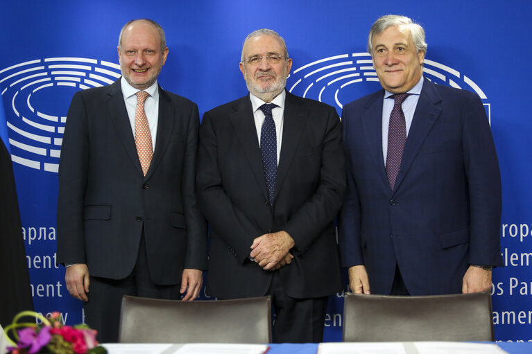 Zdjęcie 2: Lex Signing ceremony.Signature of the EES (Entry/ Exit System) by Antonio TAJANI, EP Presidentwith Matti MAASIKAS, Estonian Presidency and Agustín DÍAZ DE MERA GARCÍA CONSUEGRA