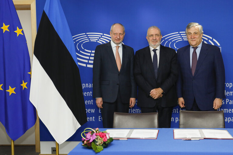 Zdjęcie 3: Lex Signing ceremony.Signature of the EES (Entry/ Exit System) by Antonio TAJANI, EP Presidentwith Matti MAASIKAS, Estonian Presidency and Agustín DÍAZ DE MERA GARCÍA CONSUEGRA