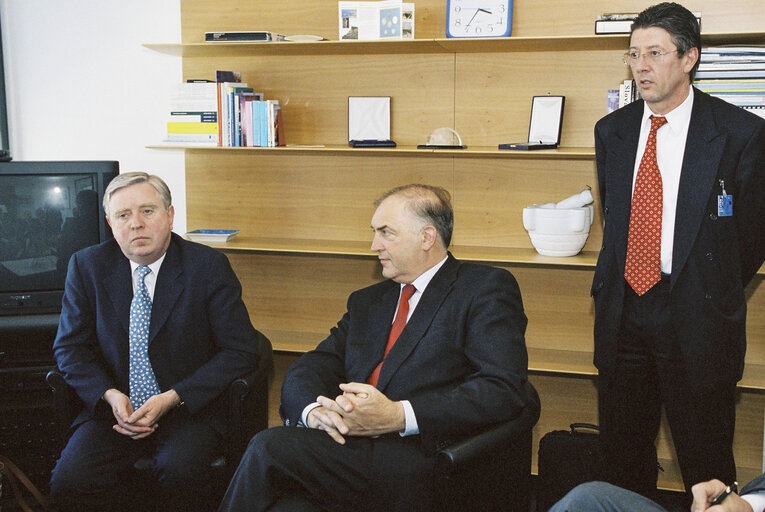 Foto 17: Pat COX - EP President meets with Luxembourg Minister for Humanitarian Aid, and the President of the International Committee of the Red Cross