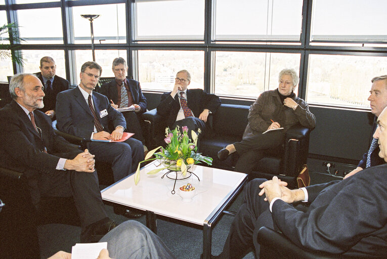 Foto 18: Pat COX - EP President meets with Luxembourg Minister for Humanitarian Aid, and the President of the International Committee of the Red Cross