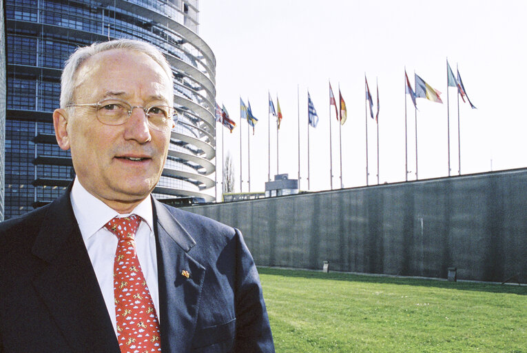 Billede 17: Portrait of a MEP in front of the European Parliament in Strasbourg