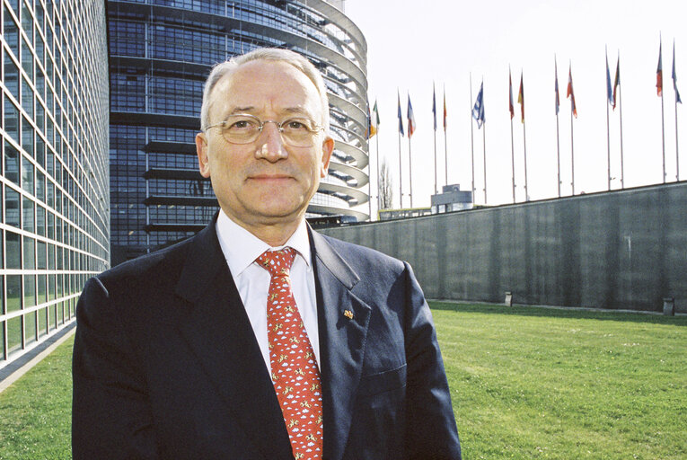 Fotagrafa 18: Portrait of a MEP in front of the European Parliament in Strasbourg