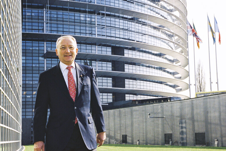 Foto 13: Portrait of a MEP in front of the European Parliament in Strasbourg