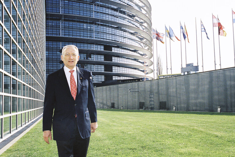 Fotagrafa 15: Portrait of a MEP in front of the European Parliament in Strasbourg