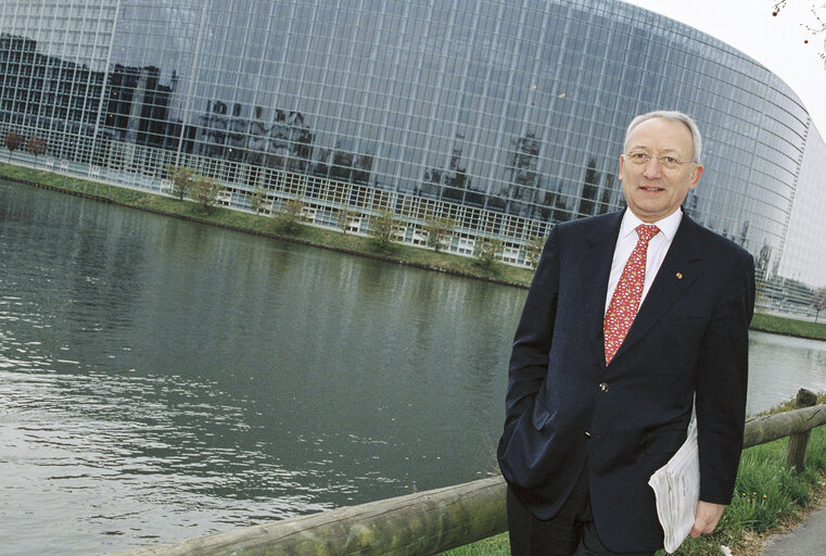 Снимка 10: Portrait of a MEP in front of the European Parliament in Strasbourg