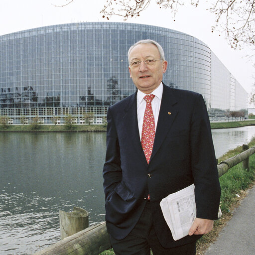 Suriet 8: Portrait of a MEP in front of the European Parliament in Strasbourg