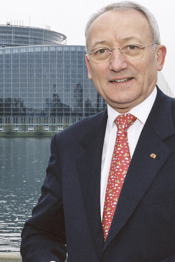 Fotó 6: Portrait of a MEP in front of the European Parliament in Strasbourg