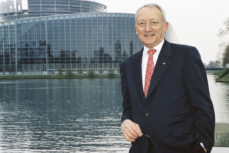 Fotó 3: Portrait of a MEP in front of the European Parliament in Strasbourg