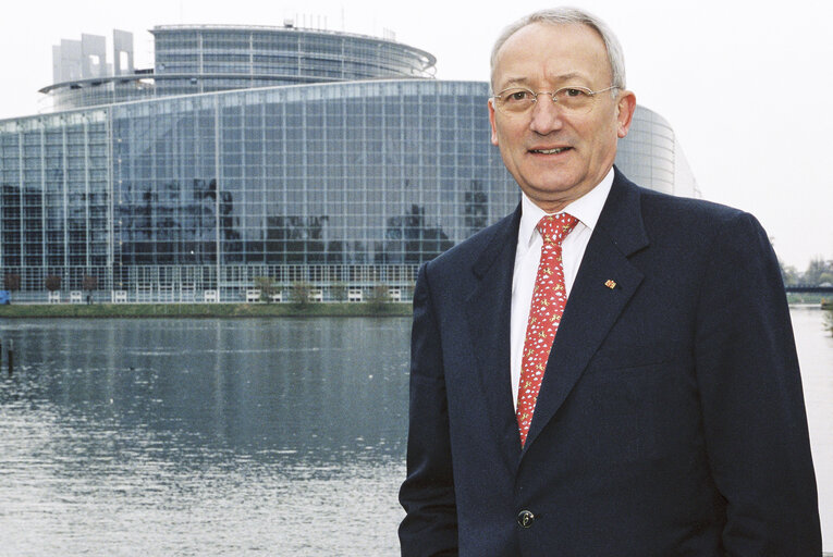 Fotó 1: Portrait of a MEP in front of the European Parliament in Strasbourg