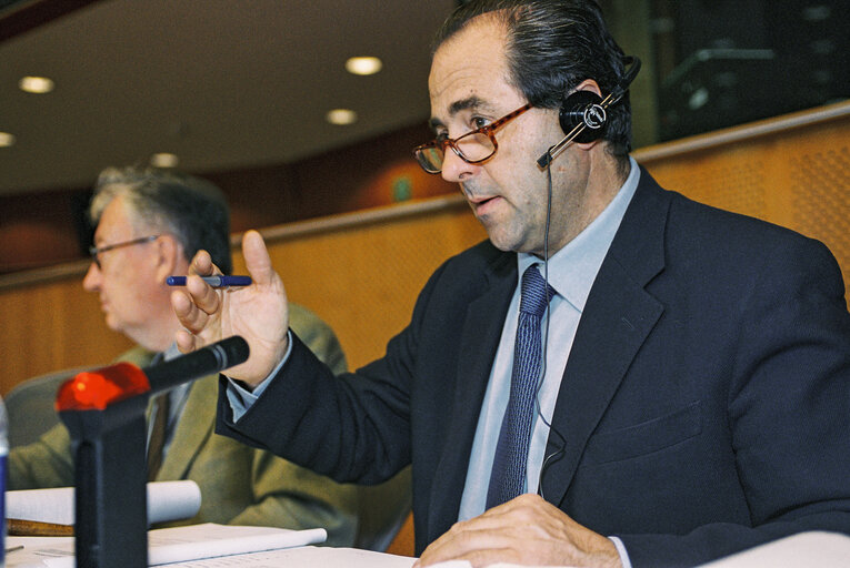 Fotografija 4: Portrait of Mep Antonio DI PIETRO in a meeting at the European Parliament in Brussels