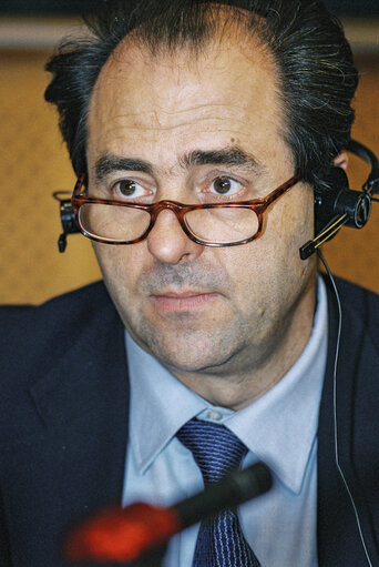 Foto 5: Portrait of Mep Antonio DI PIETRO in a meeting at the European Parliament in Brussels