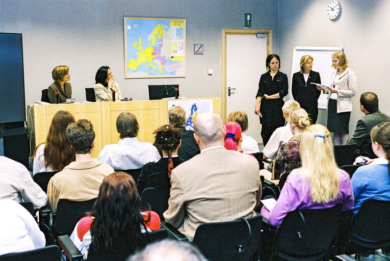 Fotó 2: Mep Eija-Riitta KORHOLA and European Commissioner for Employment, Social Affairs and Equal Opportunities meet with students at the European Parliament in Brussels