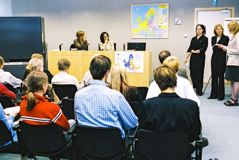 Fotografia 3: Mep Eija-Riitta KORHOLA and European Commissioner for Employment, Social Affairs and Equal Opportunities meet with students at the European Parliament in Brussels