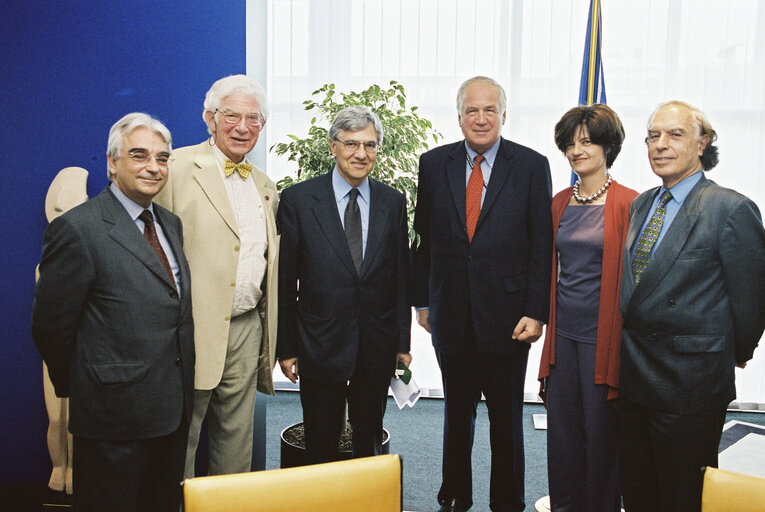 Fotografia 14: Members of the Kangaroo group meet with Greek Deputy Minister for Foreign Affairs