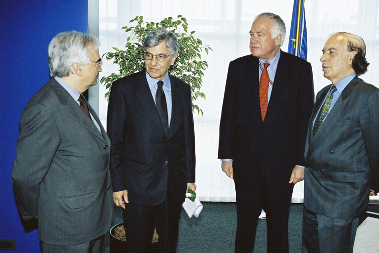 Fotografia 13: Members of the Kangaroo group meet with Greek Deputy Minister for Foreign Affairs