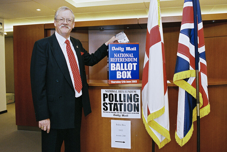 Foto 4: British MEPs action in favour of a national referendum on the EU Constitution