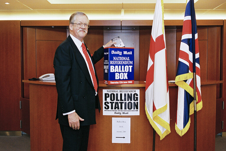 Foto 2: British MEPs action in favour of a national referendum on the EU Constitution