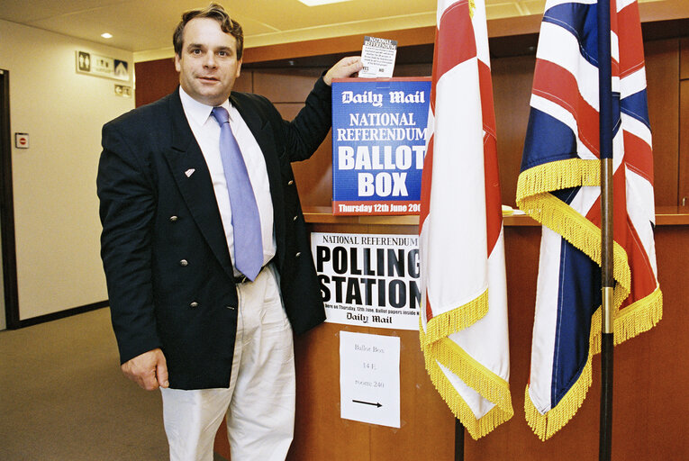 Foto 6: British MEPs action in favour of a national referendum on the EU Constitution