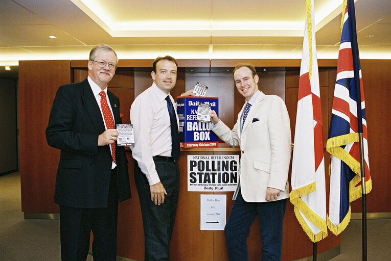 Foto 7: British MEPs action in favour of a national referendum on the EU Constitution