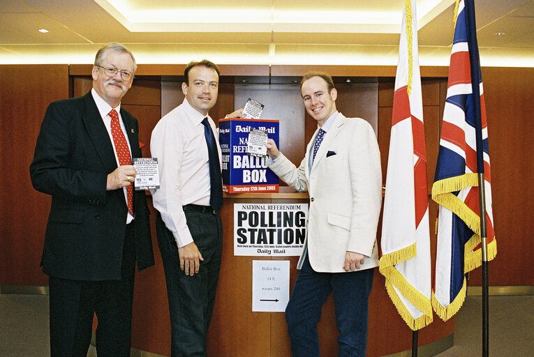 Foto 9: British MEPs action in favour of a national referendum on the EU Constitution