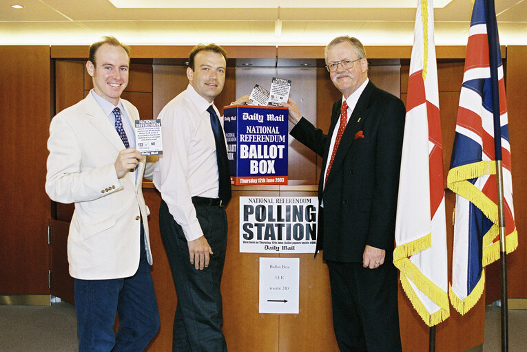 Foto 8: British MEPs action in favour of a national referendum on the EU Constitution