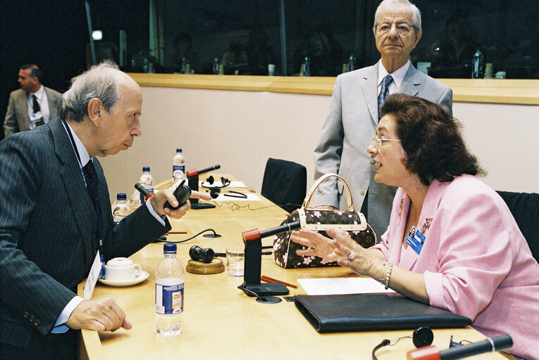 Fotografia 2: Italian Minister for Foreign Affairs meets with Greek Parliament representative to the Convention Marietta GIANNAKOU