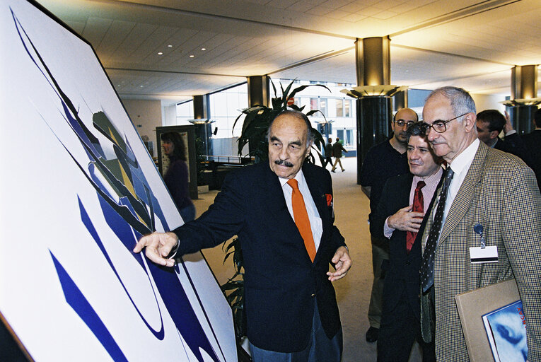 Fotografi 22: Turkish artist Burhan DOGANCAY offers a piece to the European Parliament in Brussels