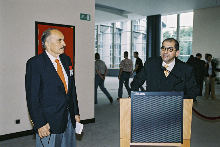 Fotografi 2: Turkish artist Burhan DOGANCAY offers a creation to the European Parliament in Brussels