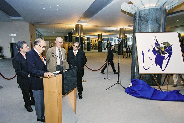 Fotografi 15: Turkish artist Burhan DOGANCAY offers a piece to the European Parliament in Brussels