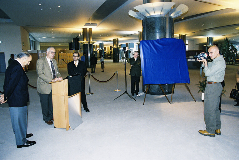 Fotografi 7: Turkish artist Burhan DOGANCAY offers a creation to the European Parliament in Brussels