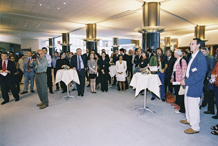 Fotografi 6: Turkish artist Burhan DOGANCAY offers a creation to the European Parliament in Brussels