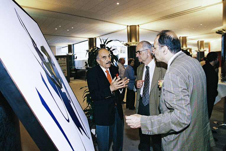 Fotografi 3: Turkish artist Burhan DOGANCAY offers a creation to the European Parliament in Brussels