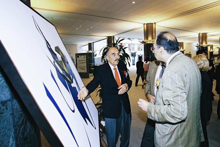 Fotografi 1: Turkish artist Burhan DOGANCAY offers a creation to the European Parliament in Brussels