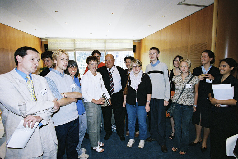 Fotografie 21: Representatives of the Convention of Young Belgian Students meet with Belgian members of the European Convention on the Future of Europe