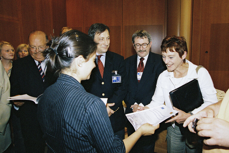 Снимка 20: Representatives of the Convention of Young Belgian Students meet with Belgian members of the European Convention on the Future of Europe