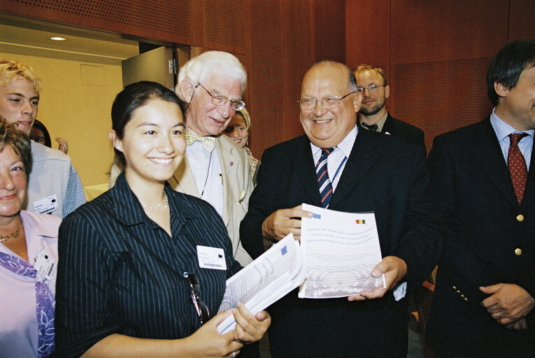 Снимка 17: Representatives of the Convention of Young Belgian Students meet with Belgian members of the European Convention on the Future of Europe