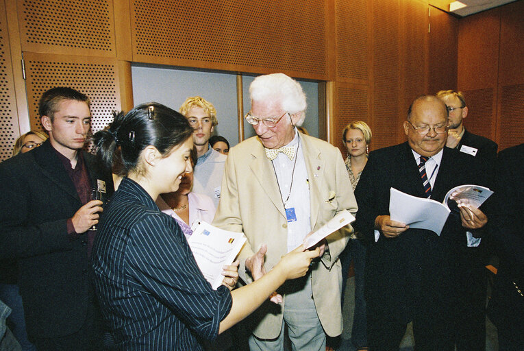 Снимка 16: Representatives of the Convention of Young Belgian Students meet with Belgian members of the European Convention on the Future of Europe