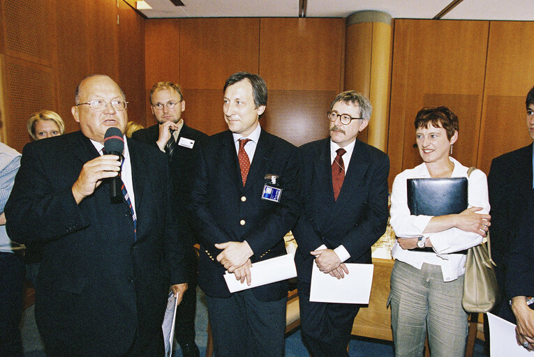 Снимка 10: Representatives of the Convention of Young Belgian Students meet with Belgian members of the European Convention on the Future of Europe