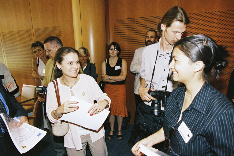 Снимка 11: Representatives of the Convention of Young Belgian Students meet with Belgian members of the European Convention on the Future of Europe