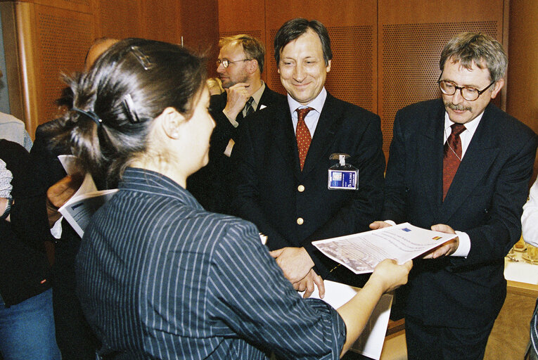 Снимка 1: Representatives of the Convention of Young Belgian Students meet with Belgian members of the European Convention on the Future of Europe