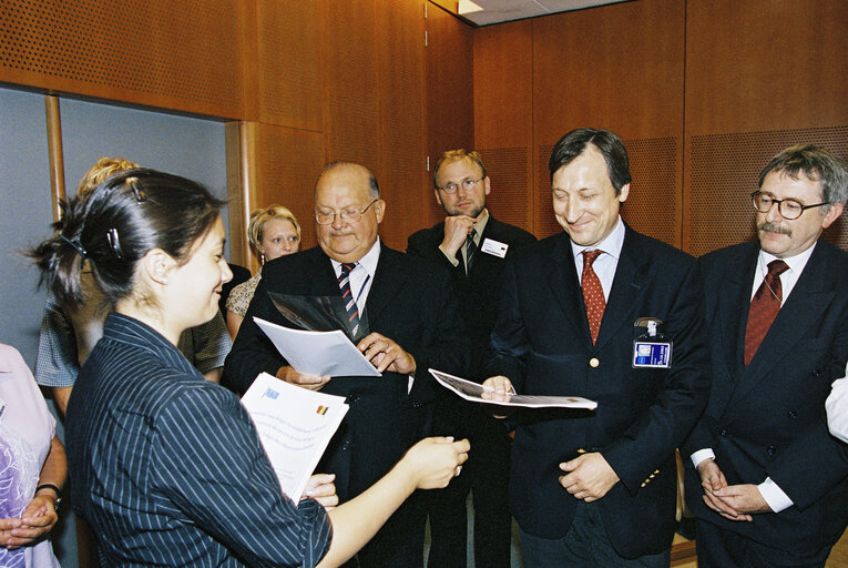 Снимка 13: Representatives of the Convention of Young Belgian Students meet with Belgian members of the European Convention on the Future of Europe